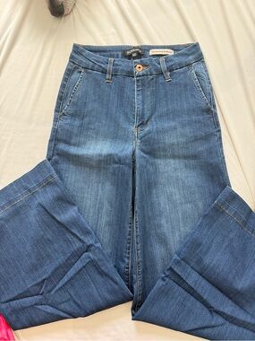 BCBGeneration High-Rise extra flare Jeans in Mid Blue